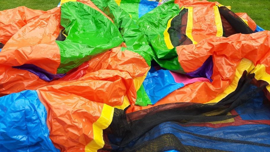 Reißverschluss an der Hüpfburg ein kleines Stück öffnen