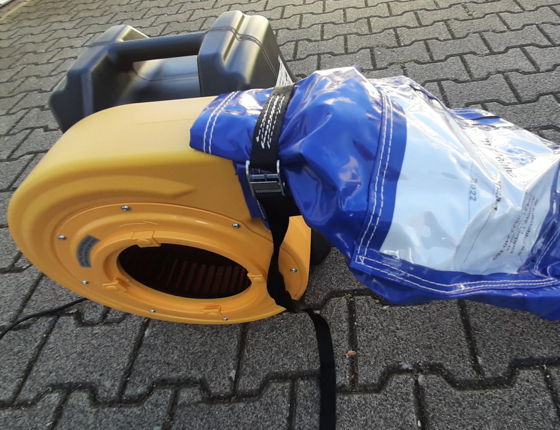 Gebläse an Auslass anschließen