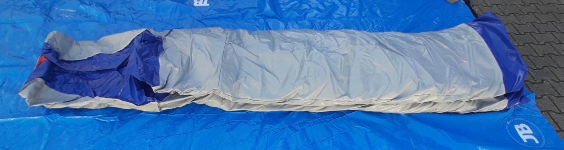 Die Hüpfburg ist in zwei bis drei Teilen zusammen gelegt